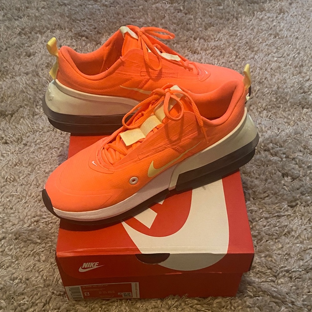 Nike AIR MAX UP/Women’s in Bright Mango/white/Zitron